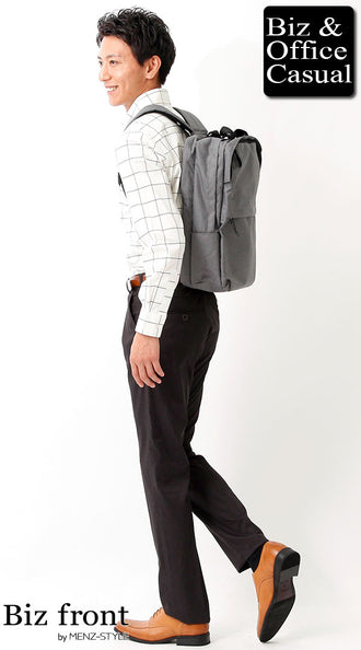 シャツとリュックのコーデ例