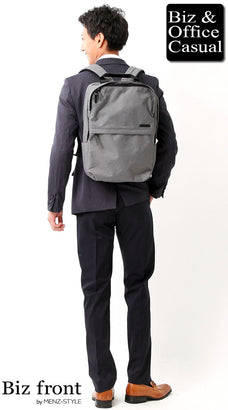 スーツとリュックのコーディネート例