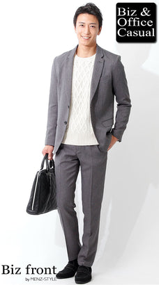 グレースーツと白のニット・セーターカーディガンのコーデ例