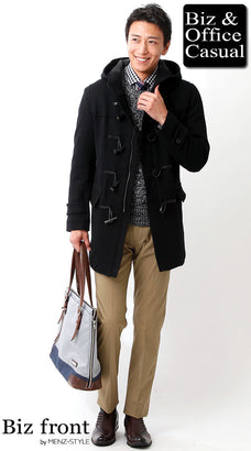 秋冬のビジネスコートとベージュパンツのコーディネート例