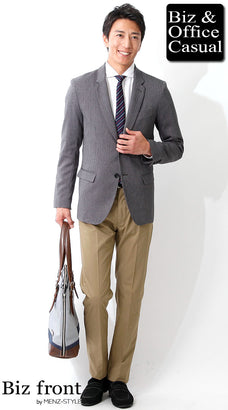 グレージャケットと白シャツのコーデ例