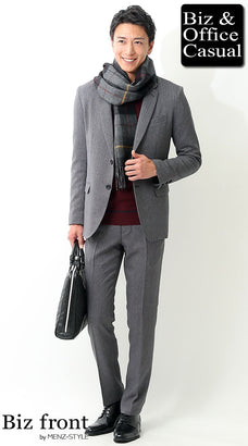 グレースーツとボルドー・ワインレッドのニット・セーターカーディガンのコーデ例