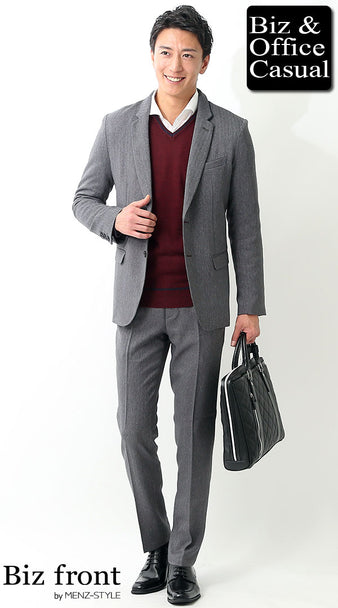 グレーセットアップ×ワインニットのビジネスカジュアルコーデ