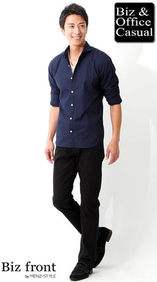 黒のチノパンのメンズコーデ例