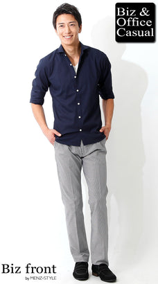 腕まくりネイビーシャツとホワイトカットソーを合わせた爽やかカジュアルコーデ