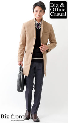 ホテル忘年会の大人のコートスタイル｜ベージュチェスターコート×ブラックニット