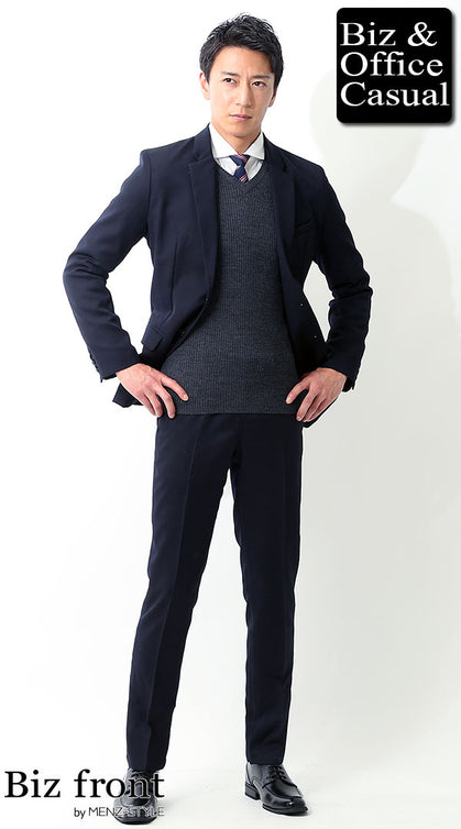 ネイビースーツにチャコールグレーのセーターを合わせた上品なオフィスカジュアルコーデ