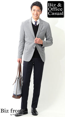 グレージャケットとネイビーパンツのコーデ例