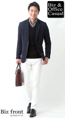 ネイビージャケットと白パンツのコーデ例