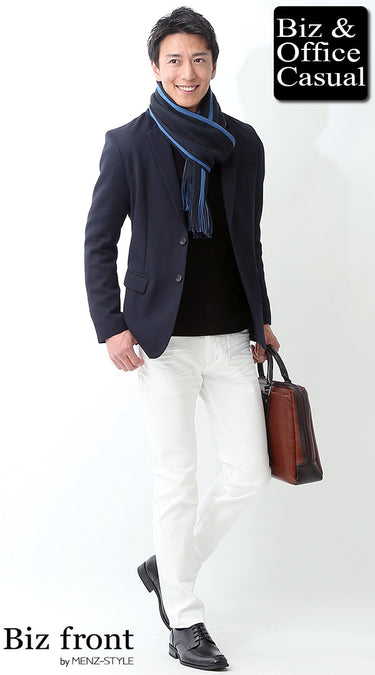 ネイビージャケット×白パンツのコーデ