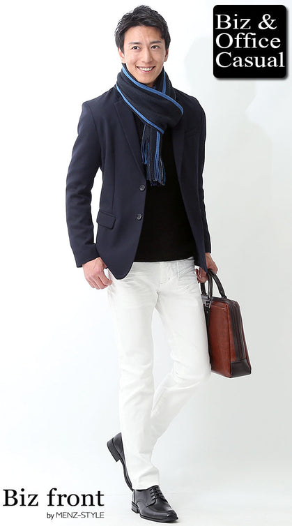 冬のビジネスカジュアル メンズ ネイビージャケット×黒ニット×白パンツ×ブルーマフラー コーディネート例