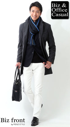 コートと白パンツのコーデ例