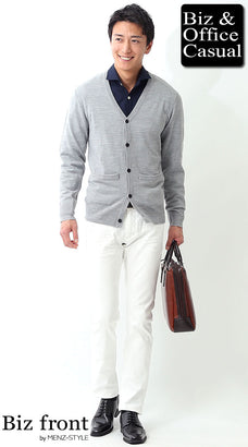 カーディガンと白パンツのコーデ例