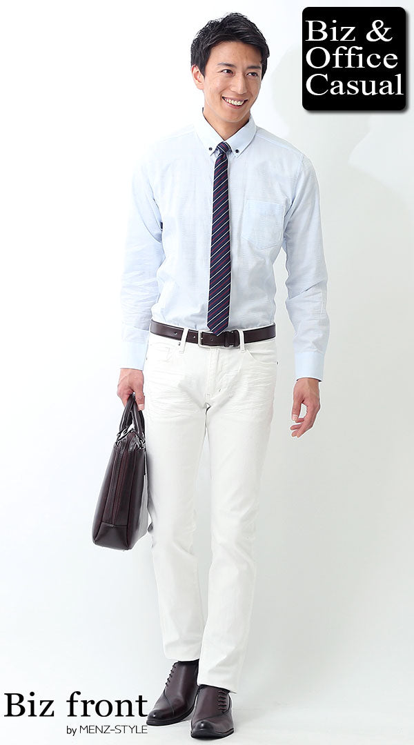 サックスシスリムシャツに合う白パンツ（タックイン）のコーデ例