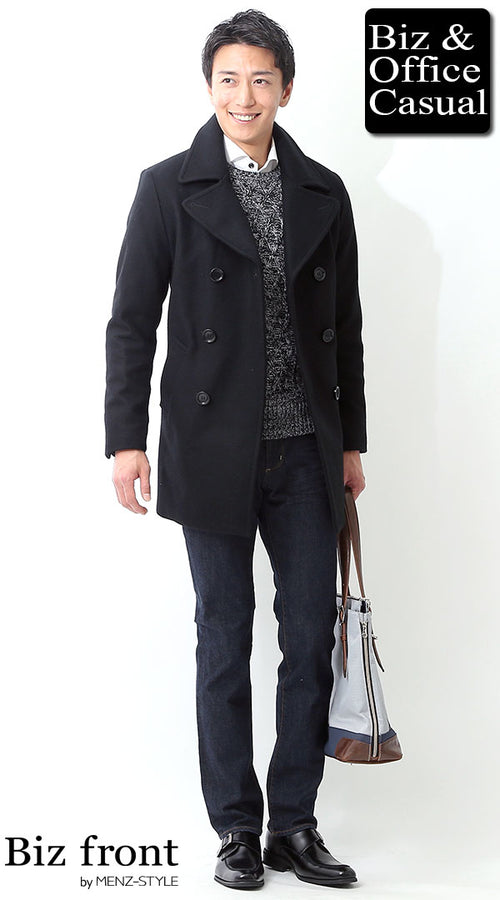 黒のPコートとニット、デニム風パンツを合わせた冬のビジカジスタイル