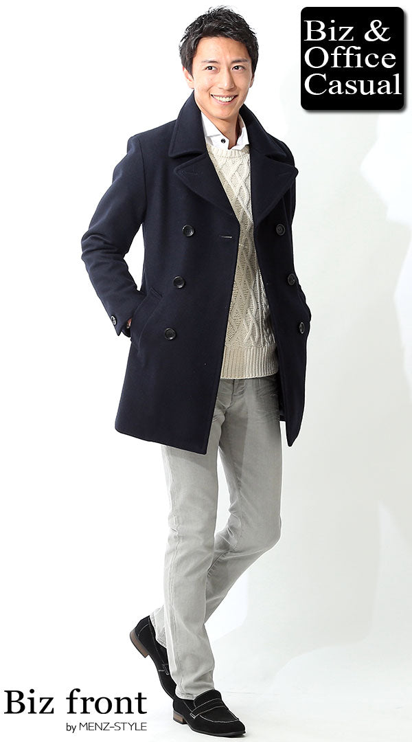 グレーのチノパンのメンズコーデ例