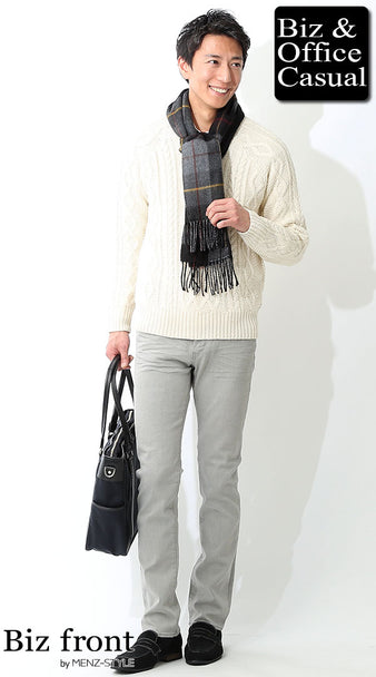 グレーマフラー×グレーパンツ×オフホワイトニットソー