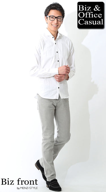 白シャツに合うグレーのズボンのコーデ