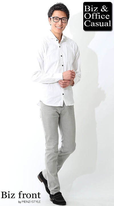 白シャツ×グレーチノパン