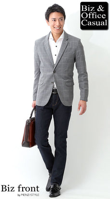 グレージャケットと白シャツのコーデ例