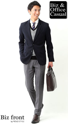 ネイビージャケットと白シャツのコーデ例