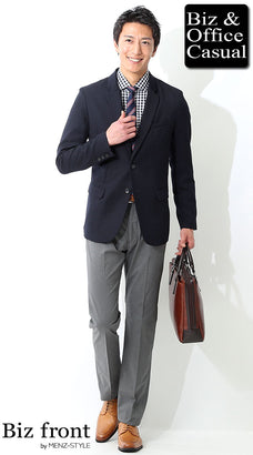 ネイビージャケットとチェックシャツに光沢グレースラックスを合わせたビジネスカジュアル