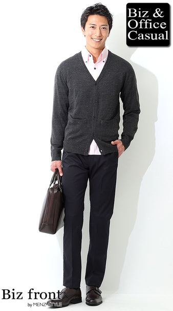 ピンクシャツ×チャコールグレーカーディガン×ネイビースラックスパンツのビジカジコーディネート画像