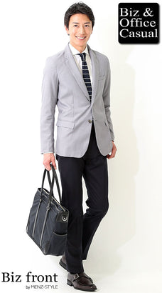 グレージャケットとネイビーパンツのコーデ例