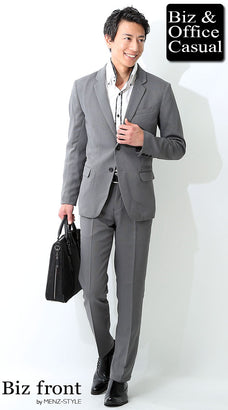 スーツと白シャツのコーデ例