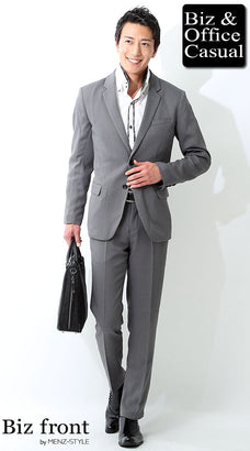 グレースーツと白シャツのコーデ例