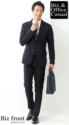 スーツと白シャツのコーデ例