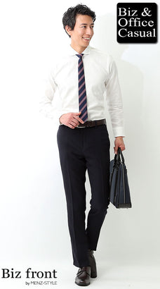 白シャツとネイビーパンツのコーデ例