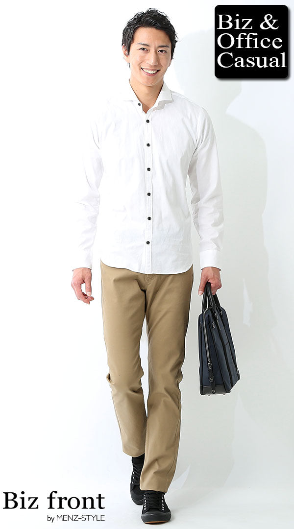 シャツをタックアウトしたコーデ