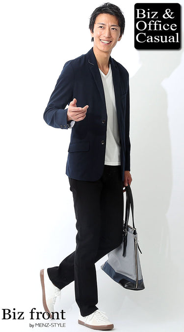 ネイビージャケット×VネックTシャツのコーデ