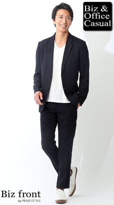 カジュアルスーツとスニーカーのコーデ例