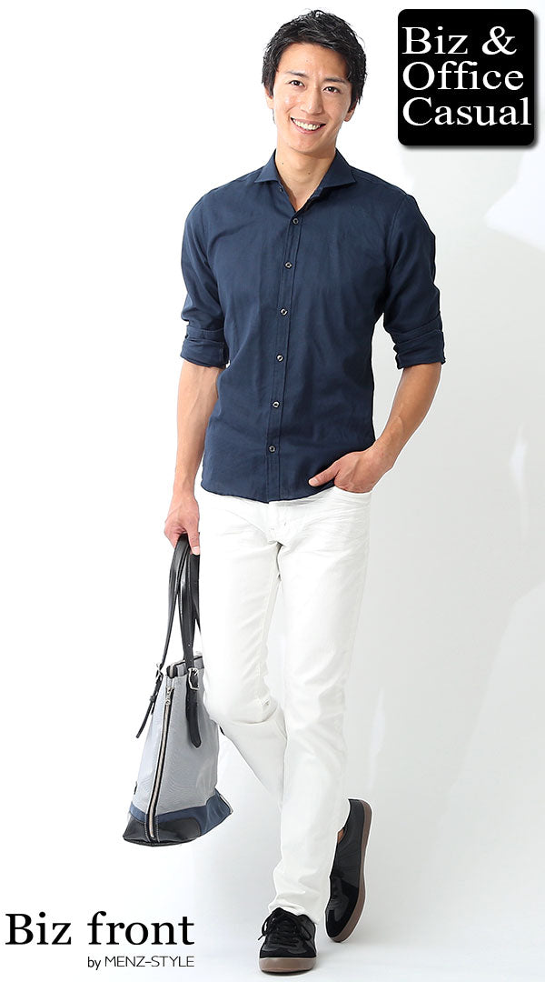 機能性素材のシャツを着たスマートカジュアルコーデ