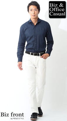 チノパンとネイビーシャツのコーデ例