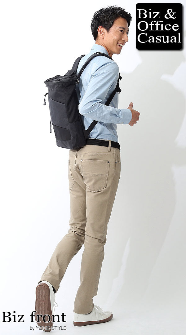 スリムシャツとリュックのコーデ例