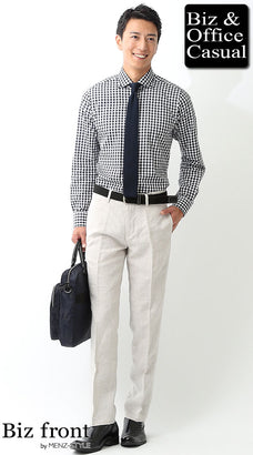 ベージュスラックスのコーデ例