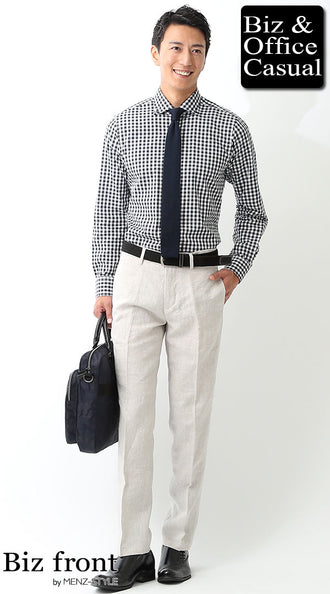 シャツに合うとベージュパンツ（タックイン）のコーデ例