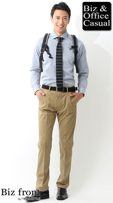 ベージュスラックスのコーデ例