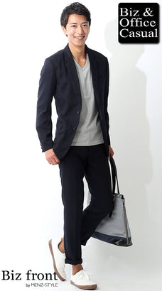 カジュアルスーツとスニーカーのコーデ例