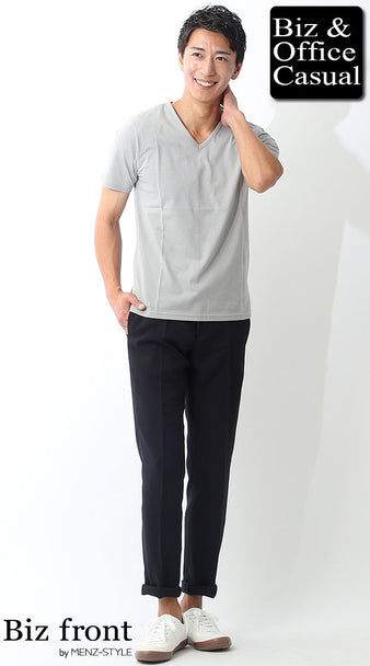 グレーカットソー×ネイビースラックス×ホワイトシューズ