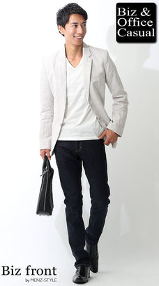 ベージュジャケット×Tシャツのコーデ例