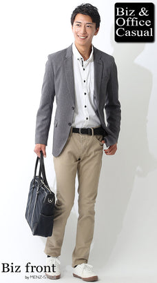 スニーカーとベージュパンツ・チノパンのコーデ例