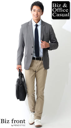 スニーカーとベージュパンツ・チノパンのコーデ例