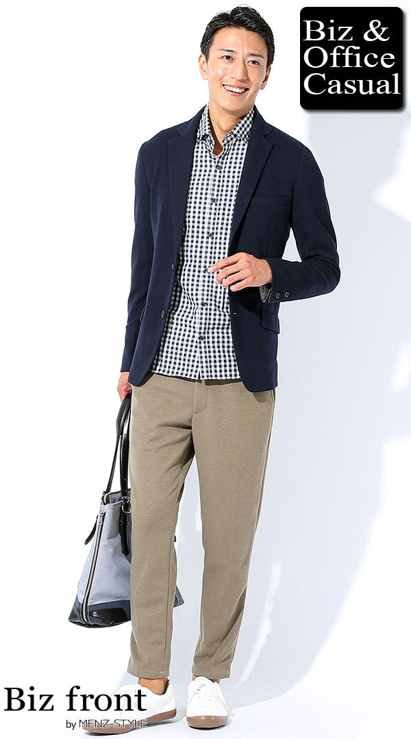 メンズにおすすめのギンガムチェックシャツとベージュスラックスを合わせた上品コーデ
