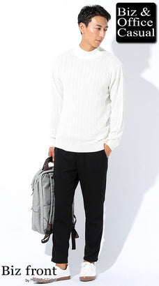 白ハイネックニット×黒アンクルパンツ×白スニーカー