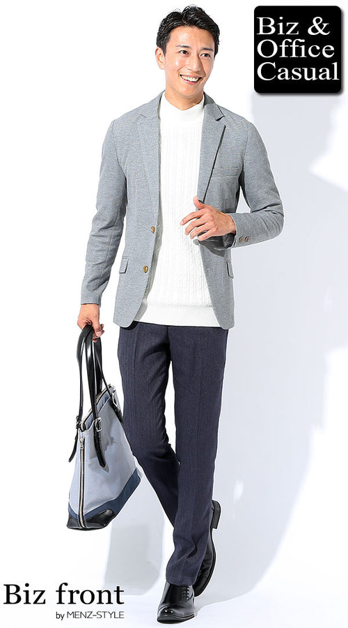 グレージャケットと白ニット、ネイビースラックスを合わせた秋の上品ビジカジコーデ