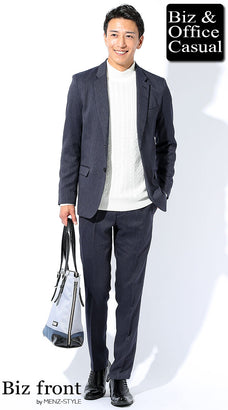 カジュアルスーツとタートルネックセーターのコーデ例